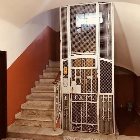 Boarding House International Apartahotel